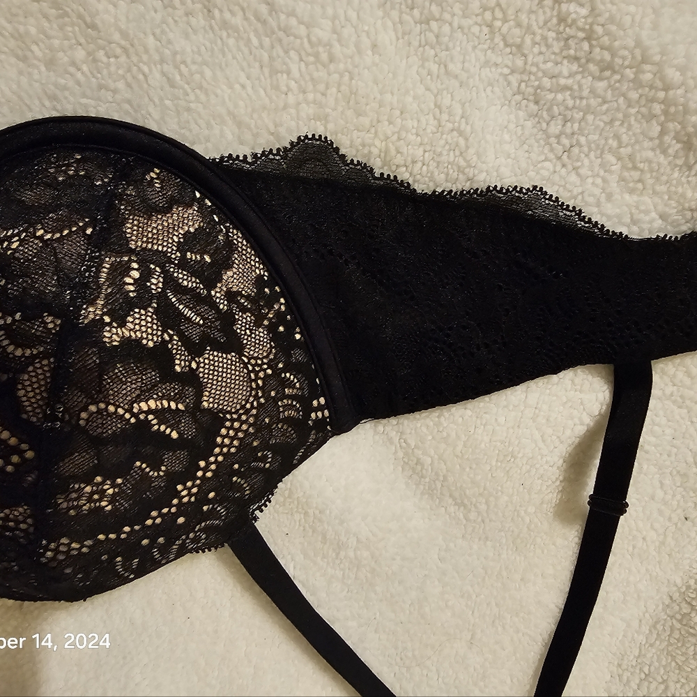 NWT LA SEUZA LACE COVERED 32DD BEAUTIFUL LIGHTLY PADDED COVERED WITH LACE.